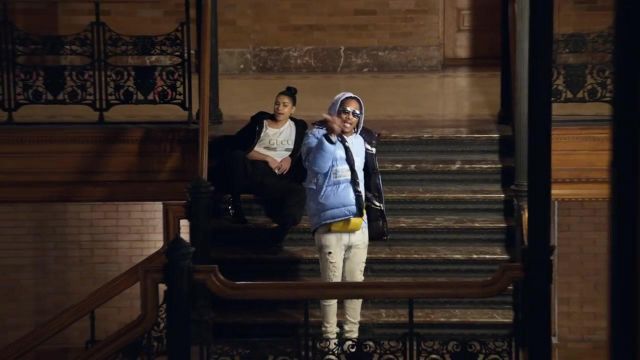 Gucci's T-Shirt worn by the girl behind Future in his clip King's Dead de Jay Rock featuring Kendrick Lamar, James Blake, Future