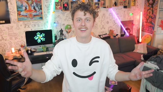 Le sweatshirt blanc Winkface Snapchat de Norman dans sa vidéo Prendre une photo