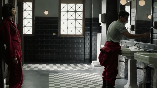The combination red Tokyo (Úrsula Corberó) bank robber in The casa de papel S01E11