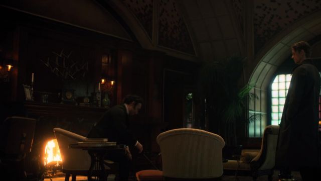 The "Birds in flight" by Curtis Jere on the chimney of the Raven hotel in Altered Carbon S01E03