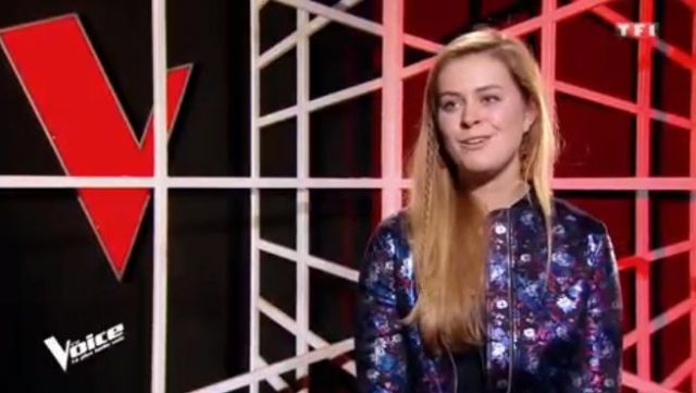 Le blouson à imprimé électrique de Queen Clairie dans The voice du 03/02/2018