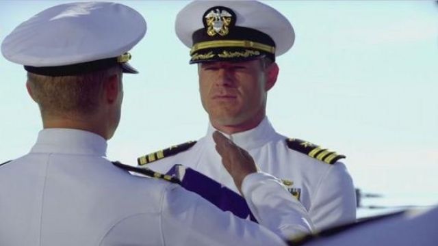La casquette d'of­fi­cier com­man­der de l'US Navy du commandant Tom Chandler (Eric Dane) dans The last ship