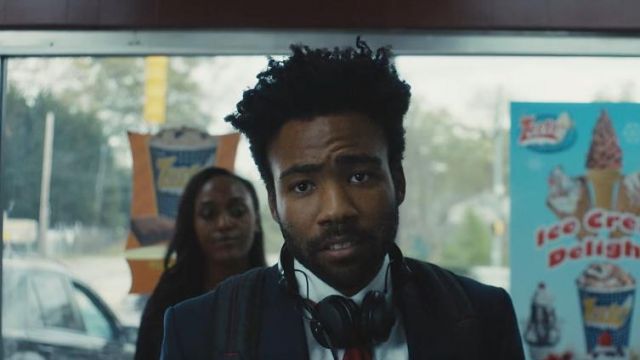 Le casque Sennheiser HD 25 de Earnest Marks (Donald Glover) dans la série Atlanta S01E03