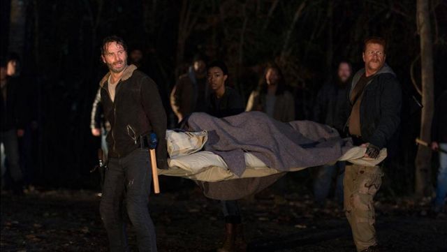 Chaqueta de ante con cuello de piel usado por Rick Grimes (Andrew Lincoln) como se ve en The Walking Dead S06E16