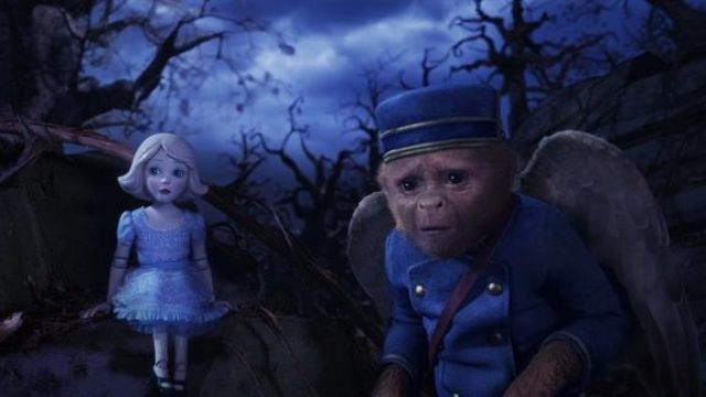 The costume of the monkey flying in the film The fantastic world of Oz