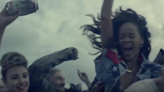 La veste custumisé USA Lee de Rihanna dans son clip We Found Love