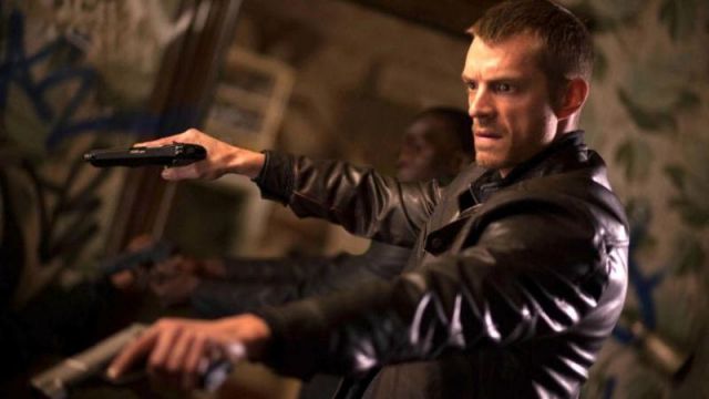 The leather jacket of Takeshi Kovacs (Joel Kinnaman) in Altered Carbon S01E04
