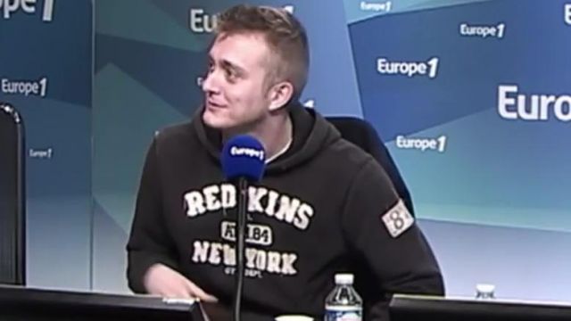 Le sweatshirt à capuche noir Redskins de Vald lors de son interview à Europe 1