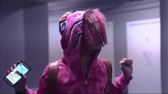 Le sweatshirt à capuche rose "Hot Ba­thing Ape Bape Shark Jaw Camo" de Lil Pump dans son clip D Rose