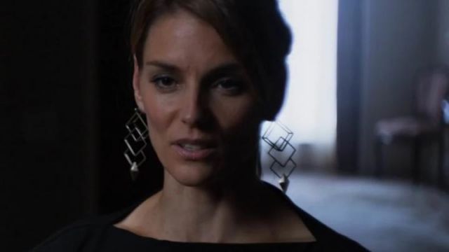 The earrings of Dr. Marks (Susan Misner) in Gotham S01E06