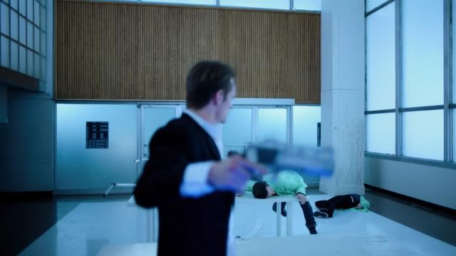 3D printed gun of Ta­ke­shi Ko­vacs / Elias Ry­ker (Joel Kin­na­man) in Al­te­red Car­bon 1x04