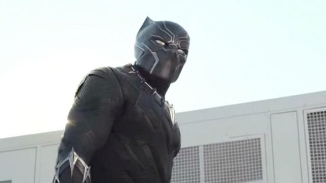 Black Panther / T'­Challa (Chad­wick Bo­se­man) latex mask in Black Pan­ther