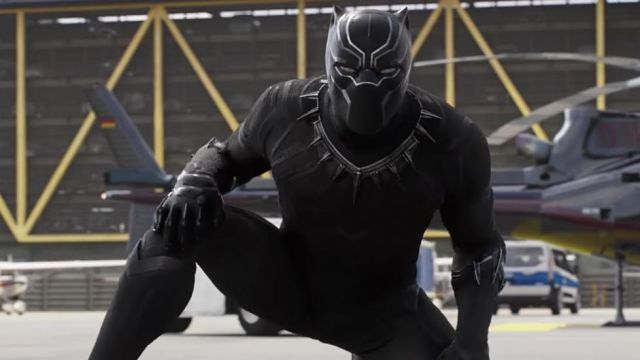 Black Panther / T'­Challa (Chad­wick Bo­se­man) black costume in Black Pan­ther