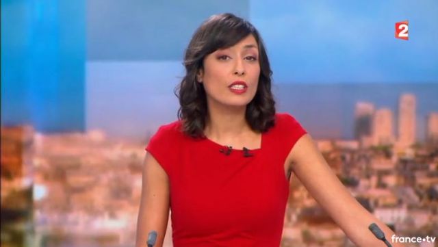 La robe rouge col asymétrique de Leila Kaddour dans Le journal de 13H de France 2 du 27/01/2018