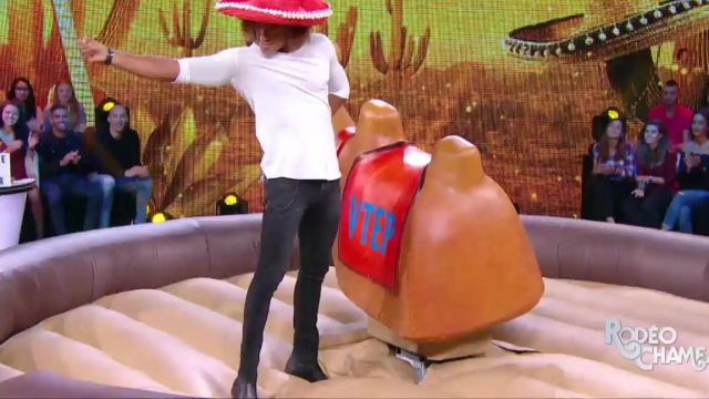 Los vaqueros pitillo negros desteñidos de Laurent Maistret en viernes todo está permitido especial latino