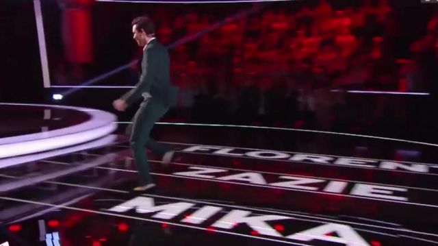 Le costume Valentino vert foncé de Mika dans The Voice le 24.02.18