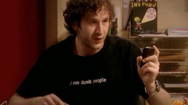 The t-shirt "I see dumb people" of Roy (Chris O'dowd) in The It Crowd S02E02