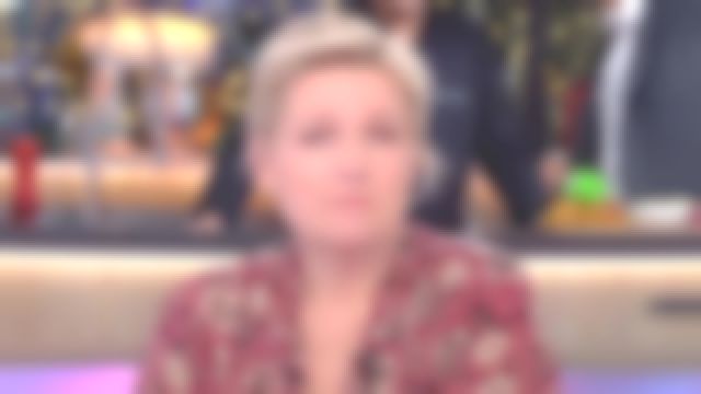 La chemise à fleurs de Anne-Elisabeth Lemoine dans C à Vous