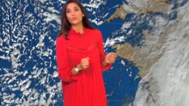 La robe rouge plissée de Tatiana Silva dans La météo de TF1 du 06/01/2018