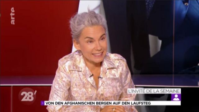 La chemise métallique de Elisabeth Quin dans 28 minutes du 30/06/2017