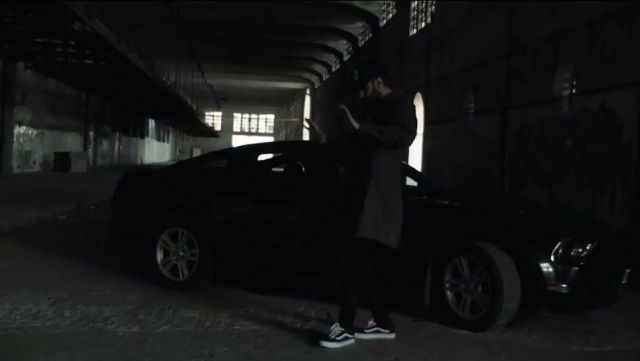 La paire de Vans Old Skool noires de La Fouine dans son clip Noyé