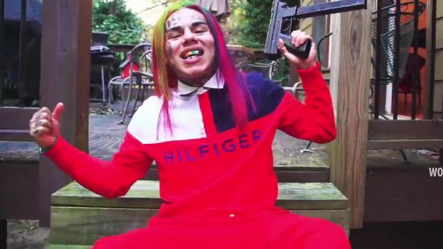 The red polo Tommy Hilfiger of 6ix9ine 