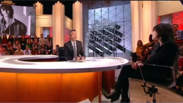 Les bottines Yves Saint Laurent de Charlotte Gainsbourg dans l'émission Quotidien du 16 novembre 2017