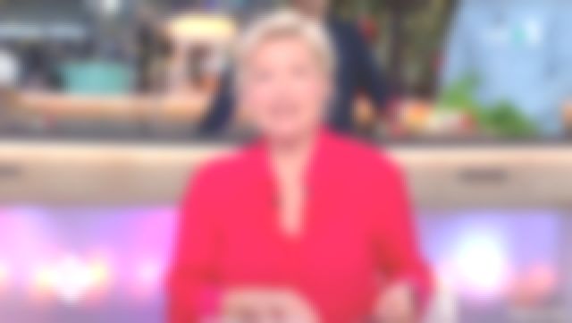 La chemise rouge à pois de Anne-Elisabeth Lemoine dans C à vous du 28/02/2018