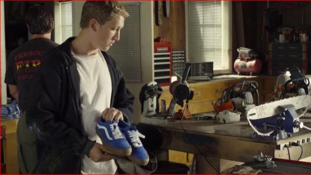 Les sneakers Vans Old Skool bleues de Brendan McDonough (Miles Teller) dans le film Only the Brave