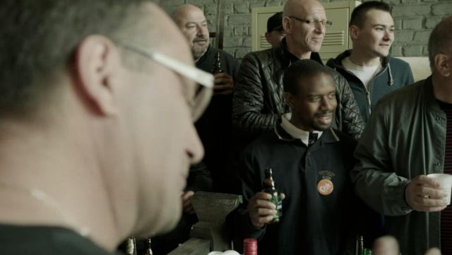 The badge round CFDT workers Clamex in Baron Black S01E01