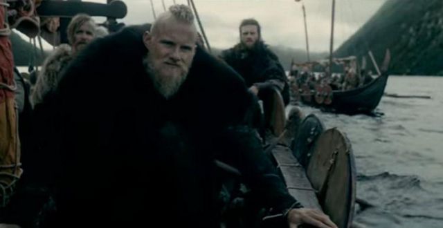 Bjorn Ironside's (Alexander Ludwig) black fur in Vikings 5x08