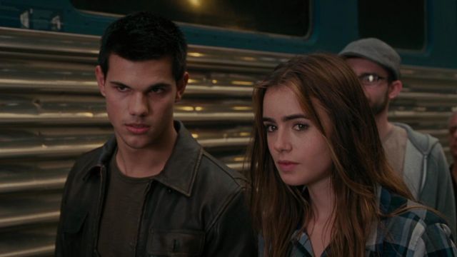 The leather jacket of Nathan (Taylor Lautner) in Identity a Secret