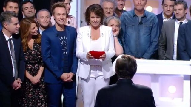 Le pantalon blanc de smoking de Carole Rousseau dans Le grand concours des animateurs du 02/03/2018