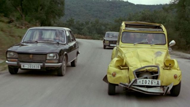 La Citroën 2CV jaune de James Bond (Roger Moore) dans Rien que pour vos yeux