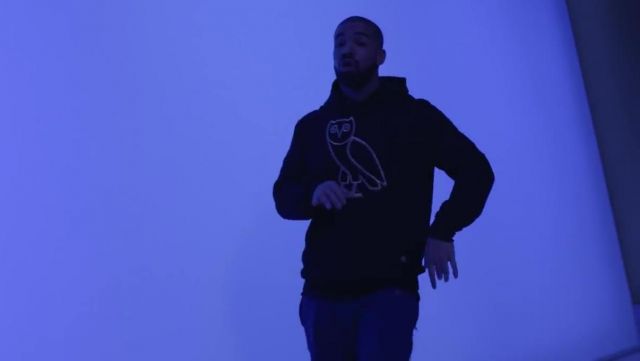 Le sweatshirt à capuche OVO noir et jaune de Drake dans son clip Hotline Bling