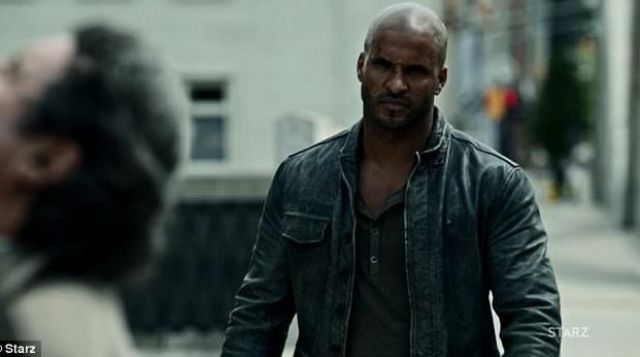 The leather jacket of Shadow Moon (Ricky Whittle) in American Gods S01E02