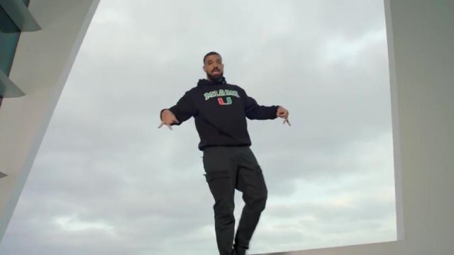 Le sweatshirt à capuche noir Miami U de Drake dans son clip God's Plan