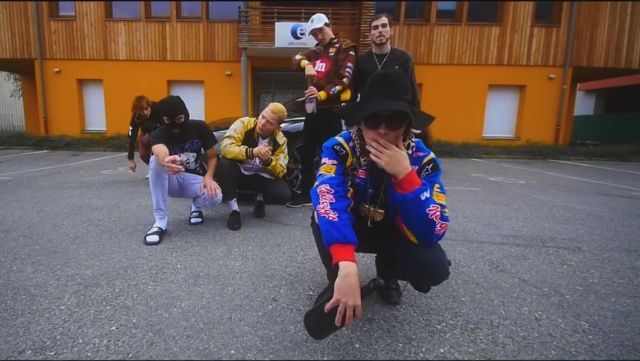 The bomber Nascar Foda D in the clip Dom Perignon Columbine
