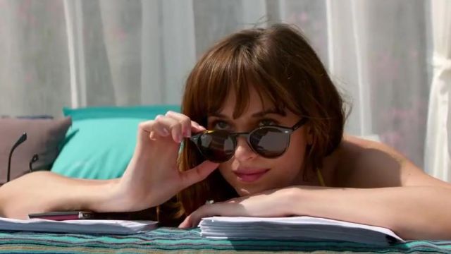 Les lunettes de soleil d'Anastastia Steele (Dakota Johnson) dans Cinquante nuances plus claires