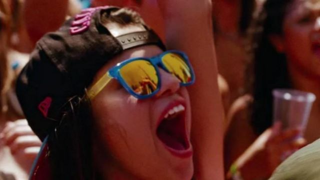 Les lunettes de soleil de Faith (Selena Gomez) dans Springbreakers