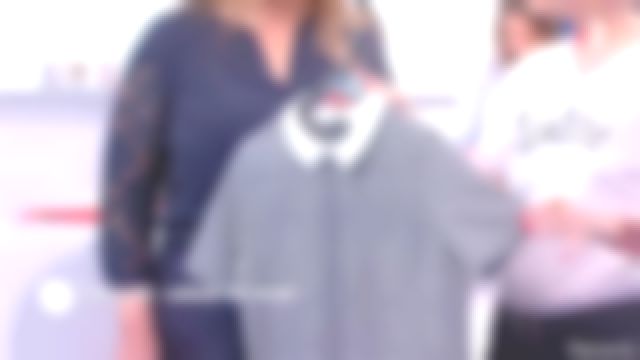 El vestido gris con damas de cuello blanco recomendado por Sophie Brafman en el programa C'est au del 08/03/2018