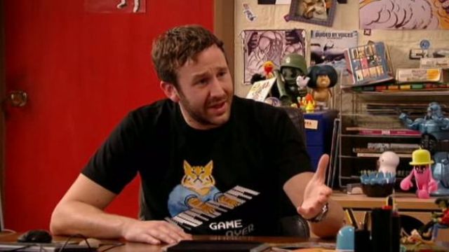 Le t-shirt "Game Over" du chat de Youtube de Roy (Chris O'Dowd) dans The IT Crowd S04E03