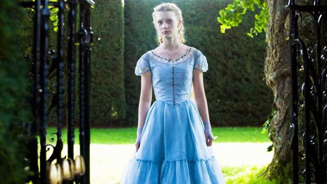 La robe bleue d'Alice (Mia Wasikowska) dans le film Alice au pays des merveilles