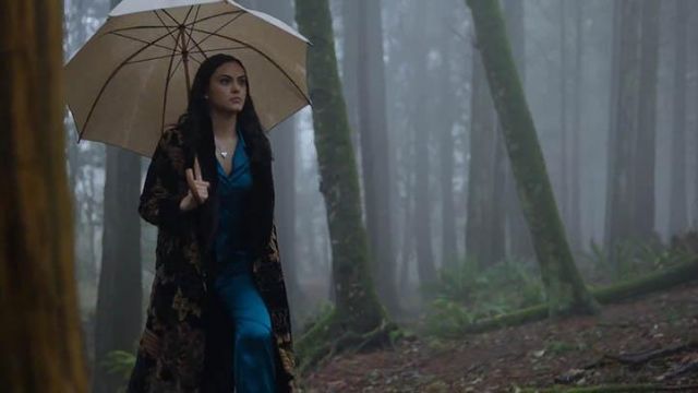 Le Kimono Zara Devoré en velours de Veronica Lodge (Camila Mendes) dans Riverdale S02E14