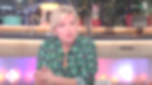 La chemise à motif portée par Anne-Elisabeth Lemoine dans C à vous du 7 mars 2018