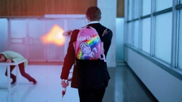 The logo Hello Unicorn backpack of Takeshi Kovacs (Joel Kinnaman) in Altered Carbon S01E04