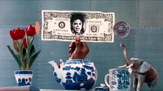 Le billet de 20$ à l'effigie Michael Jackson pour le titre Leave Me Alone dans le film Moonwalker