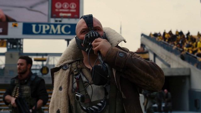Le blouson en cuir fourré de Bane (Tom Hardy) dans The Dark Knight Rises