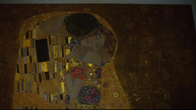 The painting "The Kiss" of Gustav Klimt in Altered Carbon S01E05