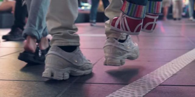Les sneakers Adi­das x Raf Si­mons de Ski Mask The Slump God au début du clip Catch Me Outside